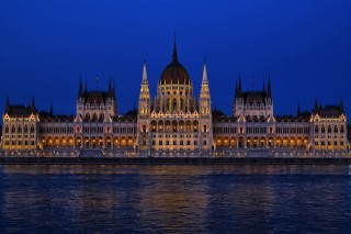 Parlament mélygarzs építése